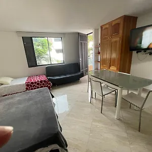 apartaestudio-moderno-elegante-y-muy-bien-ubicado-en.colombiamedellinhotels.com/